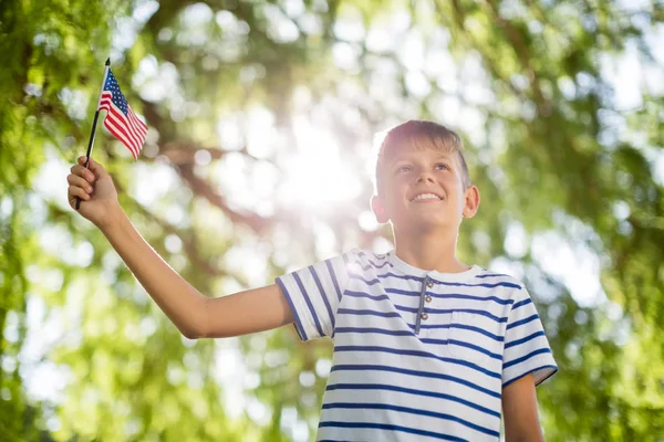 Niño sosteniendo pequeña bandera americana —  Fotos de Stock