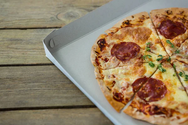 Italiensk pizza i en öppnad box — Stockfoto