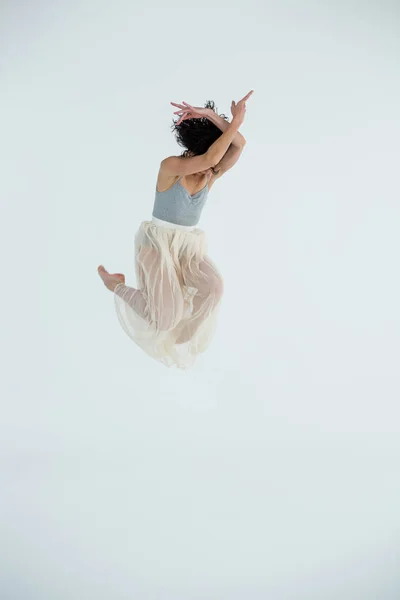 Danseuse pratiquant la danse contemporaine — Photo