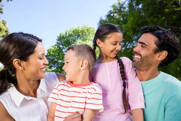 Retrato de família feliz desfrutando de tempo juntos no parque — Fotografia de Stock