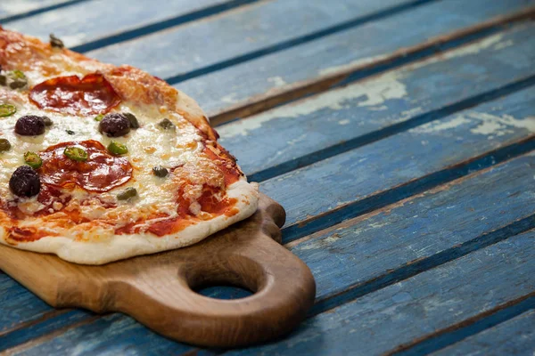 Läcker italiensk pizza serveras på pizza bricka — Stockfoto