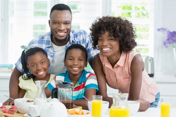 Niños y padres desayunando en casa — Foto de Stock