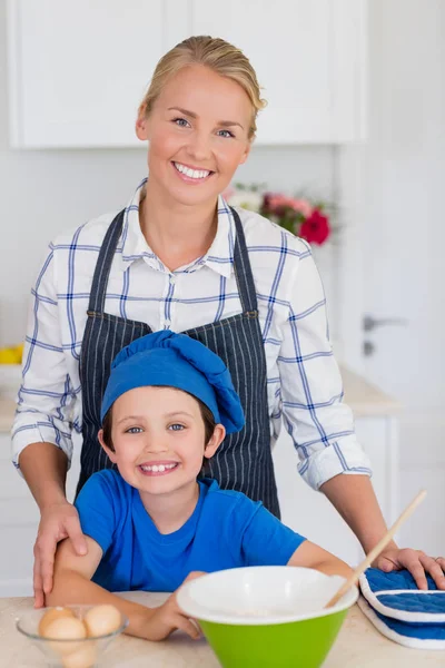 Sorrindo mãe e filho de pé na cozinha — Fotografia de Stock