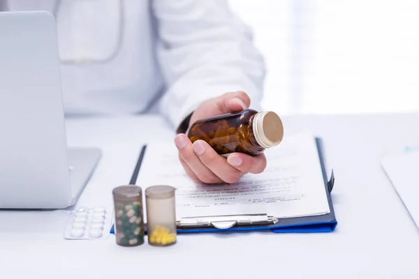 Secção intermédia do médico masculino que verifica o medicamento — Fotografia de Stock