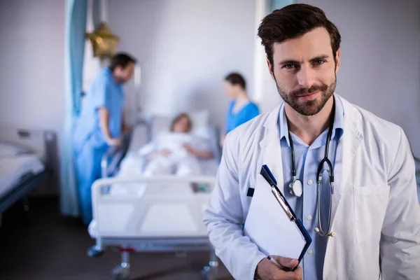 Portret lekarza Mężczyzna posiadający zaświadczenie lekarskie — Zdjęcie stockowe
