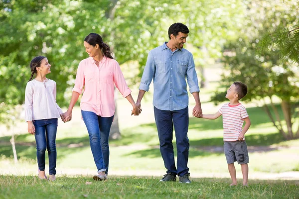 Lycklig familj njuta av tillsammans i park — Stockfoto