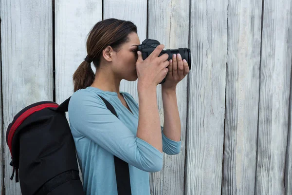 Fotograaf met een digitale camera — Stockfoto