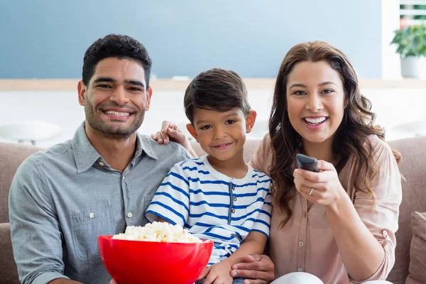 両親と息子は居間でテレビを見て — ストック写真