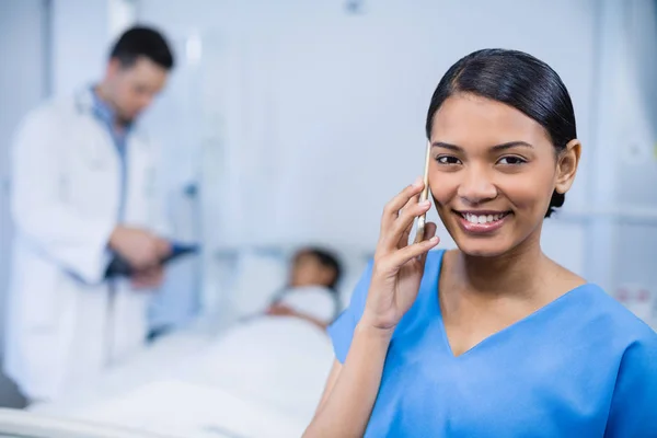 Porträt einer lächelnden Krankenschwester im Handy-Gespräch — Stockfoto