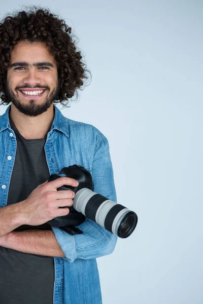 Feliz fotógrafo masculino de pie en el estudio — Foto de Stock