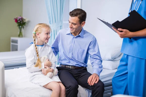 Médecins et femme debout avec une fille handicapée dans le couloir — Photo