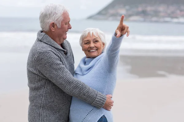 Seniorenpaar steht zusammen am Strand — Stockfoto