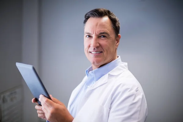 Retrato del médico masculino usando tableta digital — Foto de Stock