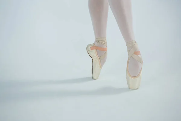 Ballerina beoefenen ballet dans — Stockfoto