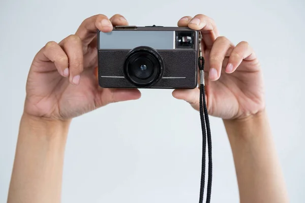 Fotoğrafçı holding eski moda fotoğraf makinesi — Stok fotoğraf