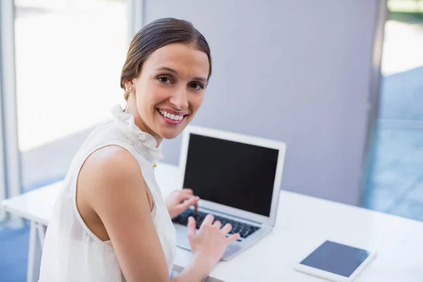 Vacker kvinna som använder laptop — Stockfoto