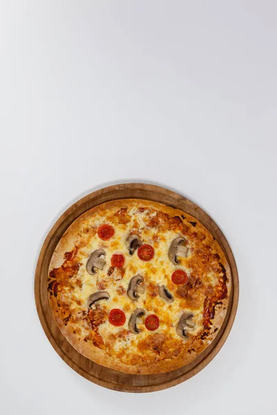 Heerlijke Italiaanse pizza geserveerd op pizza dienblad — Stockfoto