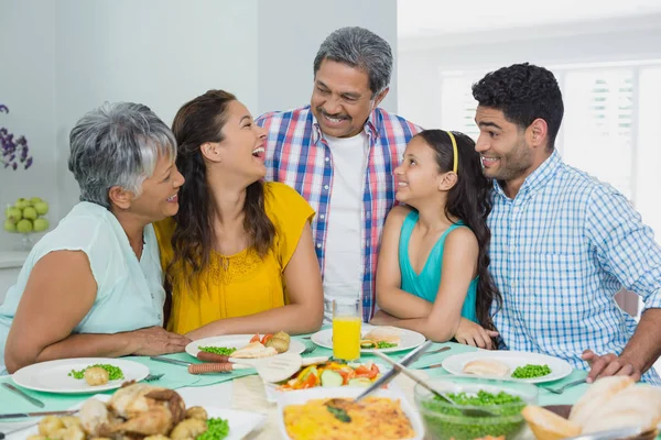 Felice famiglia multi generazione che mangia a tavola a casa — Foto Stock