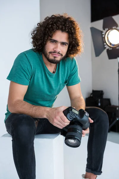 Leende manlig fotograf i studio — Stockfoto