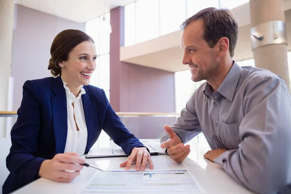 Ejecutivos de negocios discutiendo sobre documento — Foto de Stock