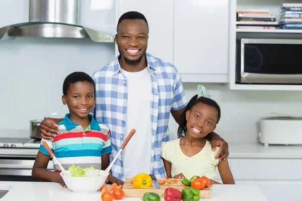 Padre e hijos de pie en la cocina en casa —  Fotos de Stock