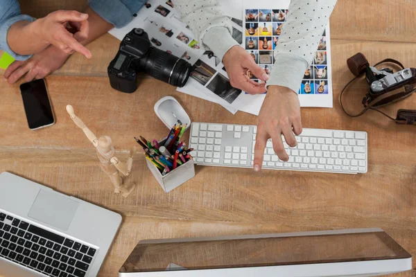 Photographers pointing towards the desktop pc — Stock Photo, Image