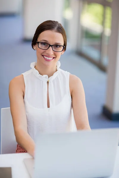 Vacker kvinna som använder laptop — Stockfoto