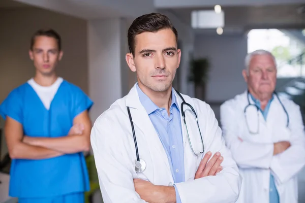 Portret lekarzy stojąc z rękami skrzyżowanymi — Zdjęcie stockowe