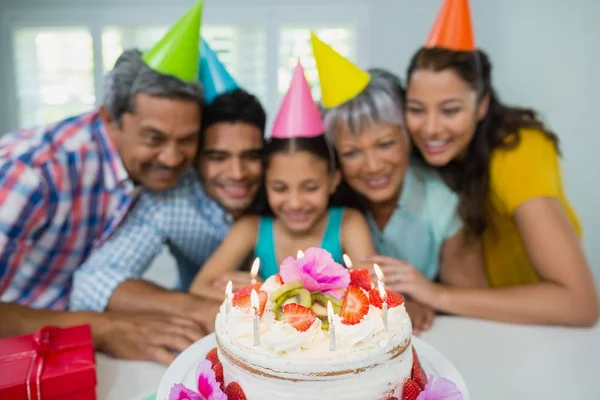 幸福的累世同居家庭庆祝生日聚会 — 图库照片