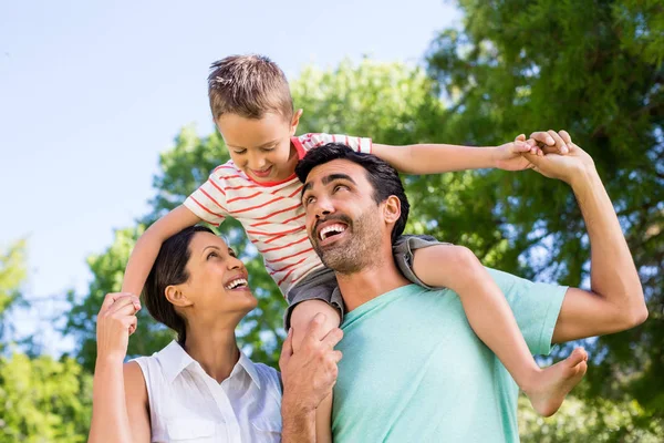 Familie genieten van de tijd samen in het park — Stockfoto