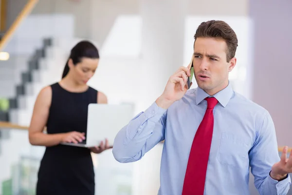 Affärsman talar på mobiltelefon — Stockfoto