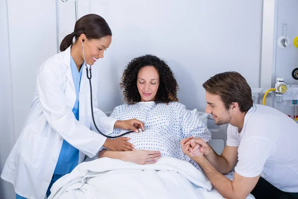 Médecin examinant la femme enceinte en salle — Photo