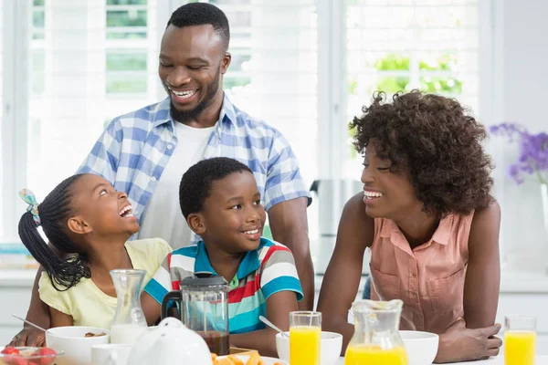 Kinderen en ouders ontbijten op tafel thuis — Stockfoto