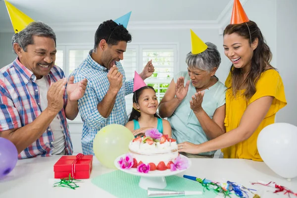 Família multigeração feliz celebrando festa de aniversário — Fotografia de Stock