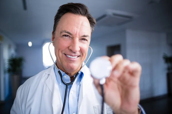 Retrato del médico varón sosteniendo estetoscopio —  Fotos de Stock