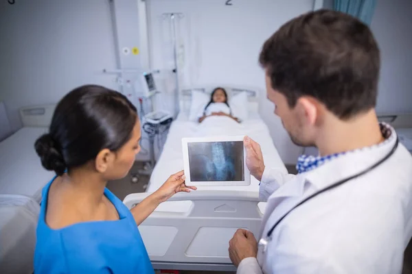 Médecin et infirmière utilisant une tablette numérique — Photo