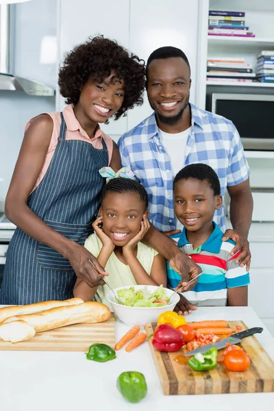 Родители и дети, стоящие дома на кухне — стоковое фото