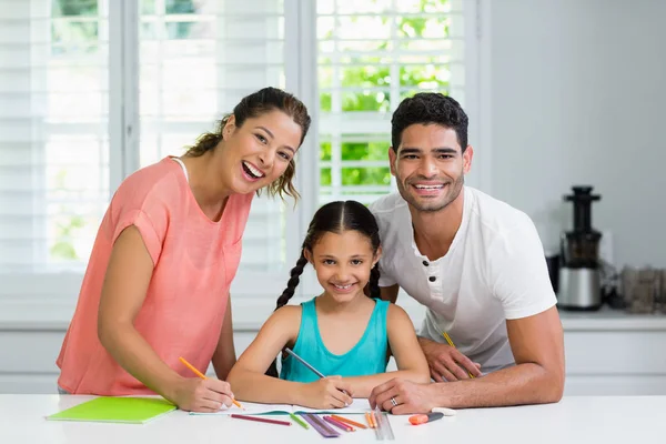 Parents and daughter drawing in kitchen at home — Stock Photo, Image