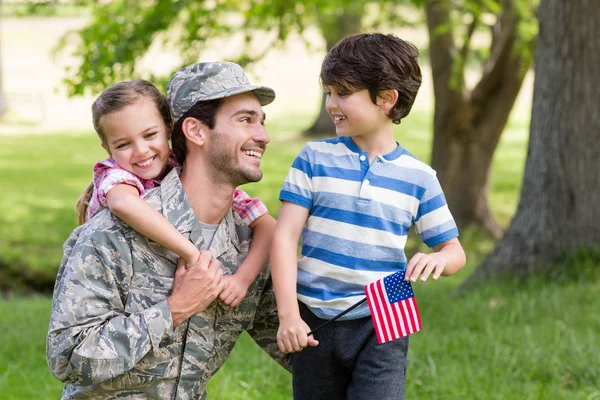 Lykkelig soldat gjenforent med sin sønn og datter i parken – stockfoto