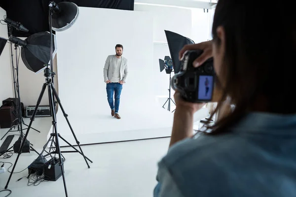 Modelo masculino posando para fotógrafo — Foto de Stock