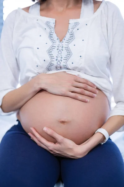 Беременная женщина среднего звена расслабляется в палате — стоковое фото