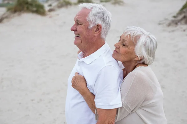 Senior couple embracing each other on the beach — Stock Photo, Image