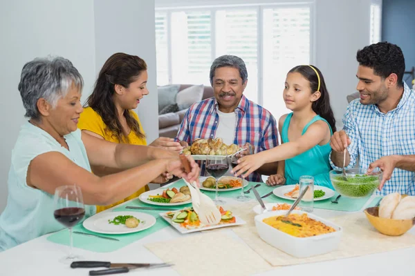 Счастливая семья из нескольких поколений, ужинающая дома — стоковое фото