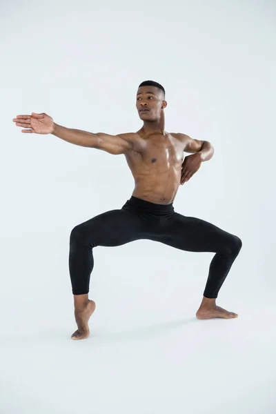 Bailarino praticando dança de balé — Fotografia de Stock