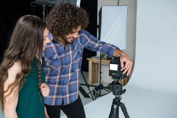 Fotógrafo y modelo revisando fotos capturadas — Foto de Stock