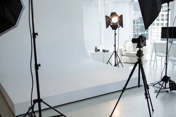Photo studio with tripod, lighting equipment — Stock Photo, Image