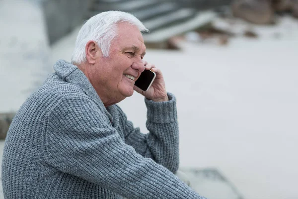 Uomo anziano che parla al cellulare — Foto Stock
