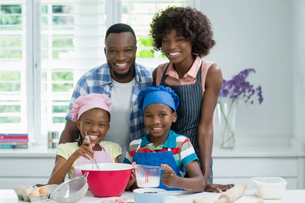 Родители и дети готовят еду на кухне дома — стоковое фото
