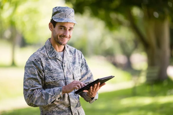Στρατιώτης, χρησιμοποιώντας ψηφιακό tablet στο πάρκο — Φωτογραφία Αρχείου