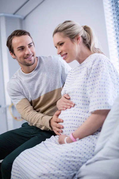 Homme réconfortant femme enceinte en salle — Photo